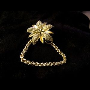 Vintage Silver Toned 1.5” Flower Tie Clip